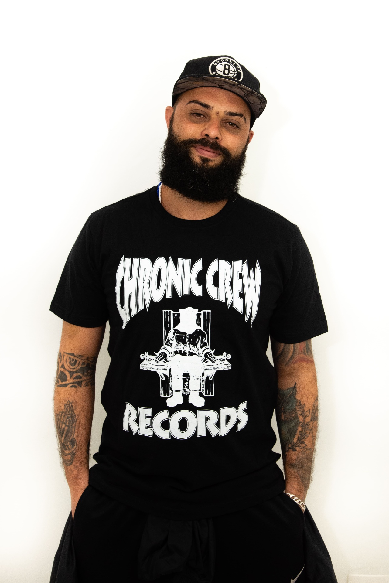 Psico com camiseta Chronic Crew Records